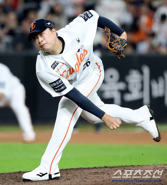 30일 대전한화생명볼파크에서 열린 롯데와 한화의 경기, 8회초 한화 한승혁이 역투하고 있다. 대전=허상욱 기자wook@sportschosun.com/2025.09.30/