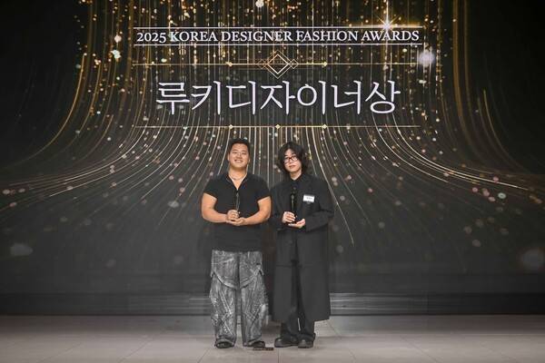 '루키디자이너상'을 수상한 박상조 디자이너와 유강현 디자이너