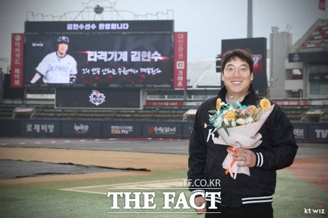 김현수가 25일 kt 위즈와 FA 계약한 뒤 수원 구장에서 포즈를 취하고 있다. /kt 위즈