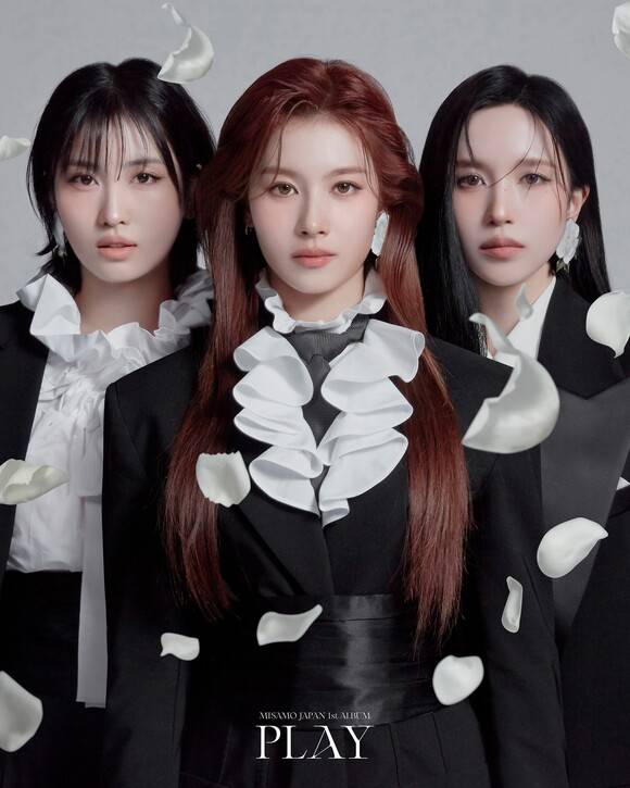 트와이스 미사모의 모모 사나 미나(왼쪽부터)는 첫 번째 정규앨범 'PLAY'로 3부작 프로젝트의 대미를 장식한다는 각오다./JYP엔터테인먼트