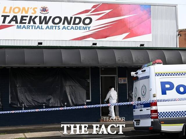 호주 검찰이 지난해 2월 시드니에서 제자 일가족 3명을 살해한 태권도 사범 유모(51) 씨에게 뉴사우스웨일스주 최고형인 종신형을 구형했다. 사진은 지난해 2월 사건이 발생한 태권도장의 출입이 통제된 모습. /AP.뉴시스