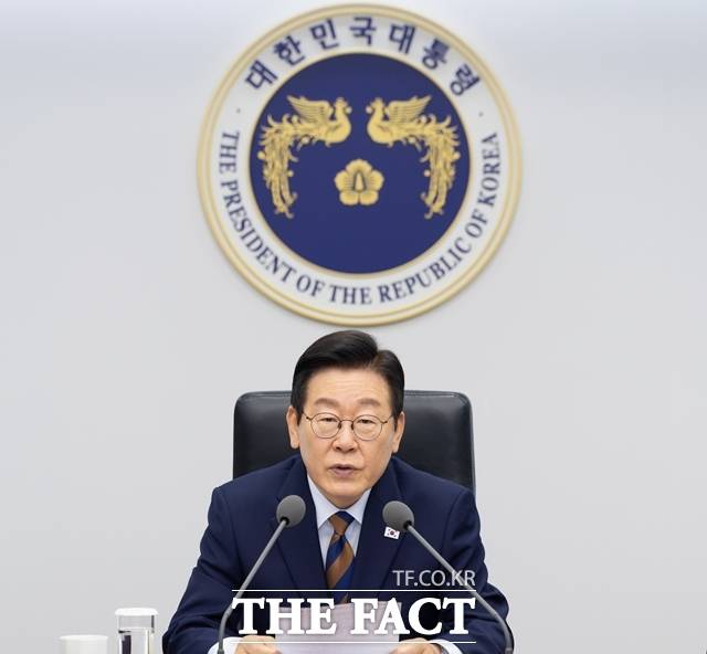 이재명 대통령은 28일 국가정보원을 방문해 "많은 일을 해낼 수 있는 충분한 역량을 가진 중요한 기관"이라며 본연의 역할에 집중할 것을 주문했다. 사진은 이 대통령이 27일 용산 대통령실에서 주재한 제16차 수석보좌관회의에서 발언하는 모습. /대통령실