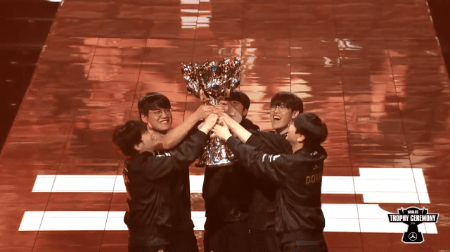 T1이 2025 LoL 월드챔피언십의 우승컵을 들어올렸다.