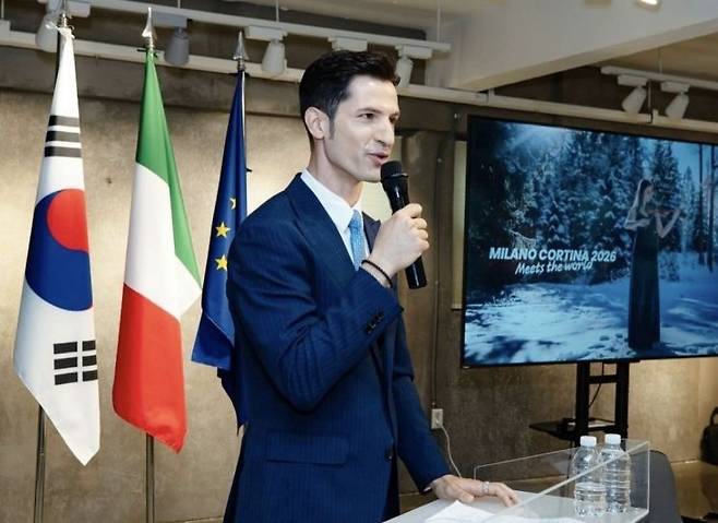 이탈리아 출신 방송인 알베르토 몬디가 일제 침략을 두고 "한·일 역사는 양쪽 얘기를 들어봐야 한다"고 발언해 논란이 일자 사과했다. 인스타그램