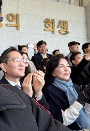 이재용 삼성전자 회장이 해군 학사사관후보생 139기 임관식에서 장남 이지호 소위의 이름이 호명되자 단상 쪽을 향해 박수를 보내고 있다. 모친 홍라희 삼성미술관 리움 명예관장과 동생 이서현 삼성물산 사장도 함께 박수를 보내며 임관을 축하했다. 백종민 테크스페셜리스트