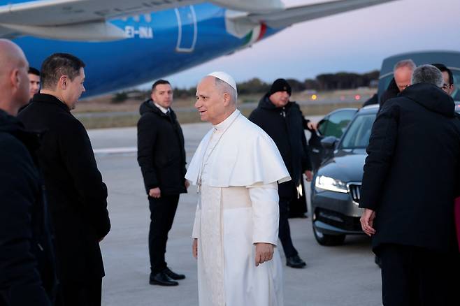 교황 레오 14세가 27일 이탈리아 로마 인근 피우미치노 공항에서 전용기에 탑승하기 위해 이동하고 있다. 교황은 이날 튀르키예와 레바논으로 떠나는 첫 해외 사목 여정을 시작했다./로이터 연합뉴스
