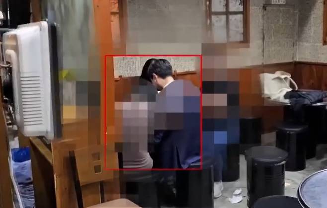 장경태 의원이 사건 당일 고소인 A씨 옆자리에 앉아있는 모습. /TV조선