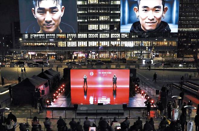 KT와 KT지니뮤직, 기획사 와이드컴퍼니가 공동 주최한 청음회에서 처음 공개된 듀스의 신곡 ‘라이즈’와 멤버 이현도(왼쪽)와 고(故) 김성재의 디지털 아바타. AI 신기술 덕분에 듀스는 ‘둘’이란 뜻의 프랑스어 그룹명처럼 30년 만에 완전체 활동을 펼칠 수 있게 됐다. /KT지니뮤직