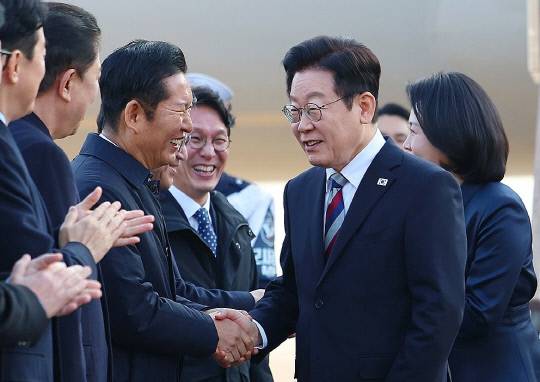 주요 20개국(G20) 정상회의 참석을 계기로 아프리카·중동 4개국 순방을 마친 이재명 대통령이 26일 성남 서울공항에 도착해 더불어민주당 정청래 대표와 악수하고 있다.  연합뉴스