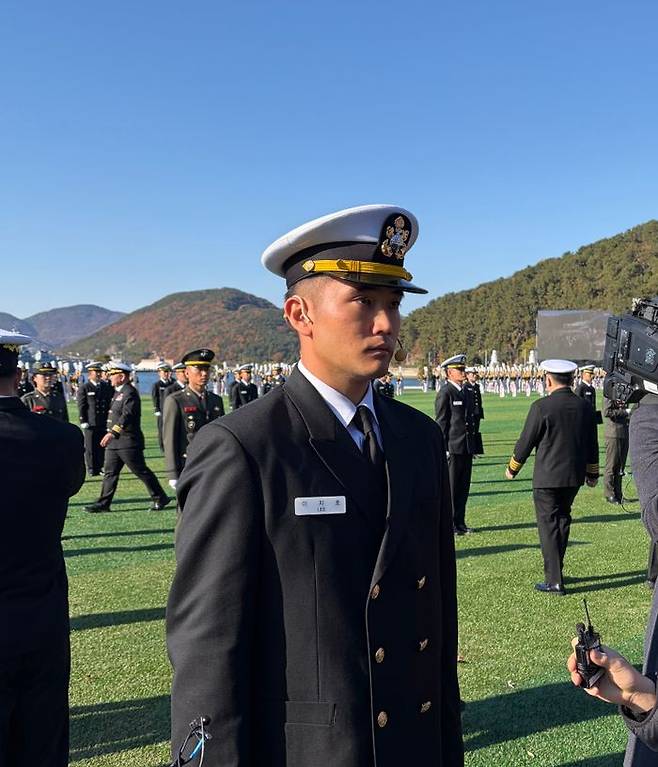 28일 경남 창원시 진해구 해군사관학교 연병장에서 열린 제139기 해군·해병대 사관후보생 수료 및 임관식에 참석한 이지호씨ⓒ데일리안 정인혁 기자
