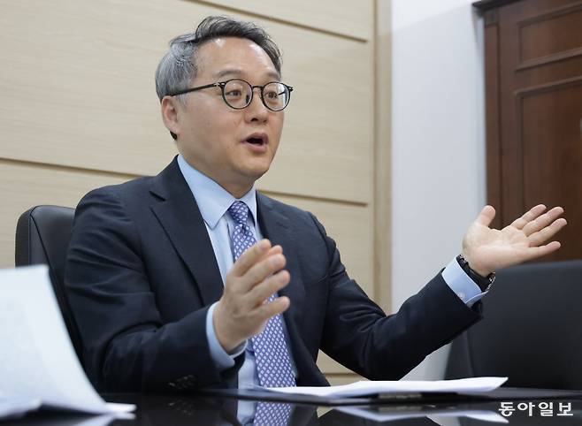 정홍식 법무부 국제법무국장이 26일 경기 과천시 법무부에서 론스타와 벌인 투자자-국가 분쟁(ISDS) 취소 사건 과정을 설명하고 있다. 그는 3년 만에 얻어낸 ‘전부 승소’를 통해 “4000억 원에 가까운 국민 세금을 지켜냈다”고 말했다. 박형기 기자 oneshot@donga.com