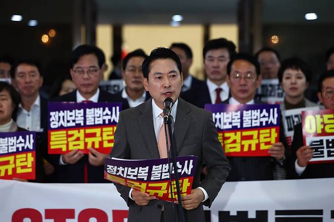 [서울=뉴시스] 김명년 기자 = 장동혁 국민의힘 대표가 27일 오후 서울 여의도 국회 본회의장 앞에서 특검 수사 규탄대회를 열고 발언하고 있다. 이날 국민의힘은 추경호 의원 체포동의안 투표에 참여하지 않고 본회의장을 떠났다. 2025.11.27. kmn@newsis.com