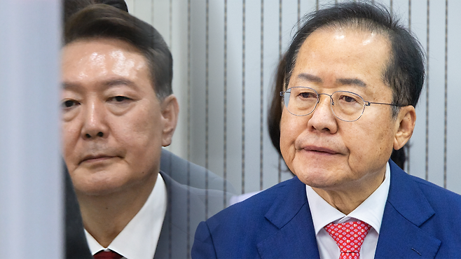 홍준표 전 대구시장이 윤석열 전 대통령을 향해 정치판 입문이 잘못된 결정이었다고 직격했다. 홍 전 시장은 이전부터 윤 전 대통령·국민의힘 지도부·한덕수 전 총리 등을 싸잡아 비판하며 보수 진영과 선을 긋는 행보를 이어갔다. 뉴시스