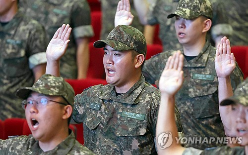 이재용 삼성전자 회장의 장남 이지호 씨 등이 지난 9월 23일 오전 경남 창원시 진해구 해군사관학교 웅포 강당에서 열린 ‘제139기 해군 사관후보생 입교식’에서 선서하고 있다. 이씨를 포함한 139기는 지난 15일 입영해 보급품 수령, 신체검사 등 1주일간 가입교 기간을 거쳤고, 11주간의 훈련 기간을 포함해 총 39개월 군 생활을 한다. [연합뉴스]