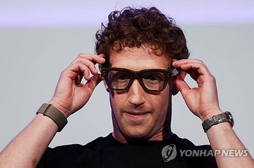 디스플레이 탑재 스마트안경을 쓴 마크 저커버그 메타 최고경영자. [로이터 연합뉴스 자료사진]