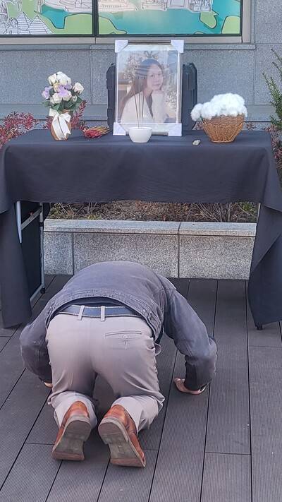 지난 16일 대구시 달서구 성서공단역 앞에 차려진 뚜안씨의 거리 분향소에서 고인의 아버지가 딸의 영정 앞에 절하고 있다. 이문영 기자