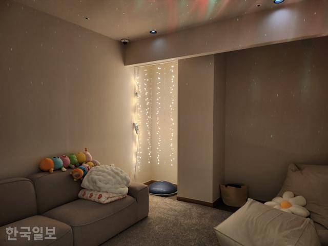 전북 전주 24시간 최중증 발달장애인 통합돌봄서비스 제공기관 별빛정원에 마련된 센서리룸. 센서리룸은 청각·시각 등 감각이 예민한 발달장애 이용자들을 위한 공간으로, 직원들은 이용자들의 컨디션이 좋지 않거나 도전행동을 보일 때 이곳에서 쉬도록 한다.원다라 기자