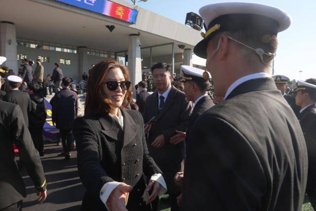 임세령 대상홀딩스 부회장이 아들인 이지호 소위를 격려하고 있다. 연합뉴스