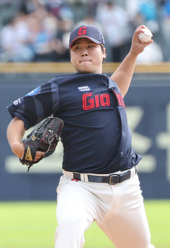 2023 KBO 프로야구 LG트윈스와 롯데자이언츠의 경기가 9일 오후 서울 잠실야구장에서 열렸다. 롯데 심재민이 선발 등판해 역투하고 있다. 잠실=김민규 기자 mgkim1@edaily.co.kr /2023.10.09/