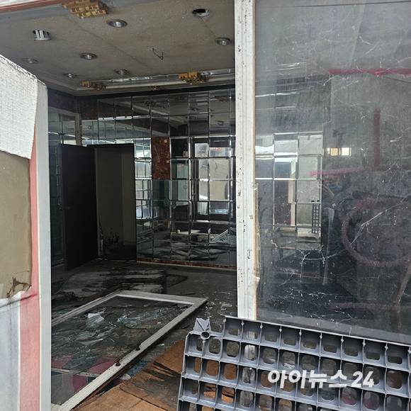 철거가 진행 중인 서울 성북구 하월곡동 미아리 텍사스촌 골목에 미닫이 문에 벽면에 거울이 붙여져 있는 공간이 보였다. 2025.11.26 [사진=이효정 기자 ]