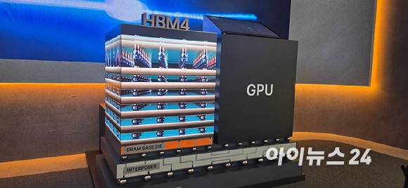 지난달 22일 서울 강남구 코엑스에서 개막한 반도체대전(SEDEX)의 SK하이닉스 전시관에 마련된 HBM4 전시공간. [사진=박지은 기자]