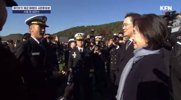 이지호 씨가 아버지 이재용 삼성전자 회장과 할머니 홍라희 삼성미술관 리움 명예관장에게 경례를 하는 모습. [사진=국방홍보원 KFN 공식 유튜브 캡처]