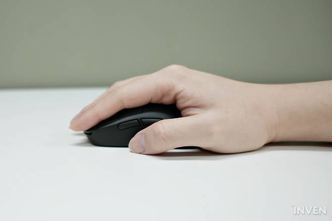 ▲ 손이 큰 나에겐 조금 작은 마우스. 손이 작거나 클로 그립을 지향하는 게이머에게 잘 맞는 제품이다