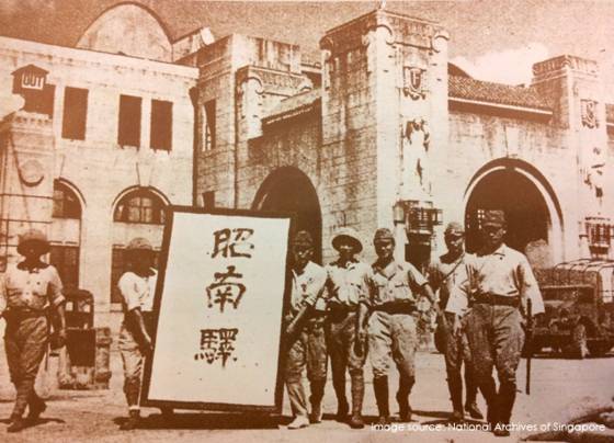 1942년 싱가포르를 점령한 일본군이 싱가포르역을 쇼난(昭南)역으로 개칭한 현판을 달기 위해 옮기고 있다. [사진 윤상인]