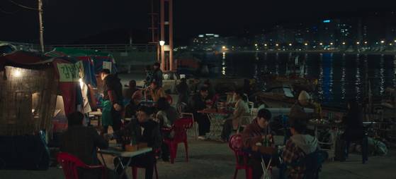 ‘태풍상사’에 수차례 등장하는 부산 송도 해변 포차. [사진 tvN]