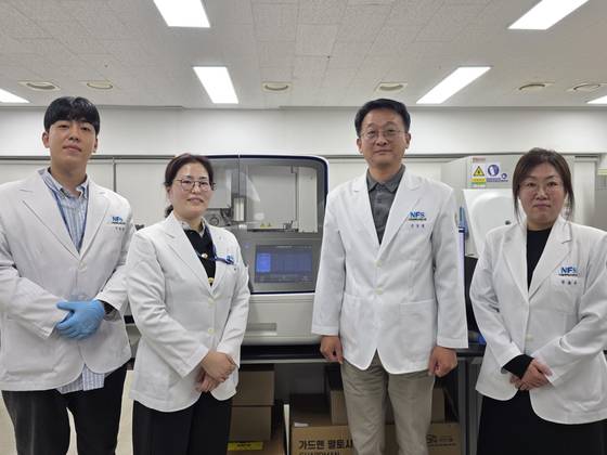 국과수 유전자과 미제협력분석실은 매년 1건 미제 사건을 해결하고 있다. 왼쪽부터 이동현 보건연구사, 박문희 미제협력분석실장, 신상철 유전자과장, 김효숙 보건연구사. 이영근 기자