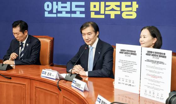 조국(가운데) 조국혁신당 대표가 지난 26일 오전 국회에서 정청래(왼쪽) 더불어민주당 대표를 예방한 자리에서 인사말을 하고 있다. 오른쪽은 교섭단체 요건 완화 등 내란 종식 원탁회의 합의문을 들고 있는 이해민 조국혁신당 사무총장. 김성룡 기자