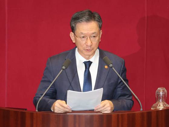 정성호 법무부 장관이 27일 국회 본회의에서 국민의힘 추경호 의원에 대한 체포동의안 표결 전 설명을 하고 있다. 연합뉴스