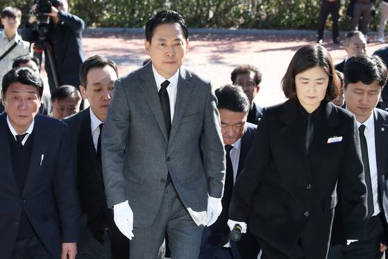 장동혁 국민의힘 대표가 28일 오후 대구 동구 국립신암선열공원을 찾아 순국선열과 애국지사 등 독립유공자 참배를 위해 단충사로 향하고 있다. 뉴스1