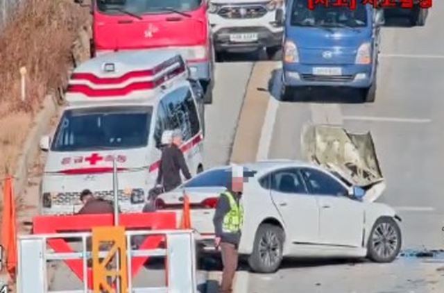 ▲ 28일 오전 10시 6분쯤 강릉시 사천면 동해고속도로 삼척방향에서 20대 A씨가 몰던 승용차가 멈춰 있던 싸인카를 들이받았다. 강원소방본부 제공