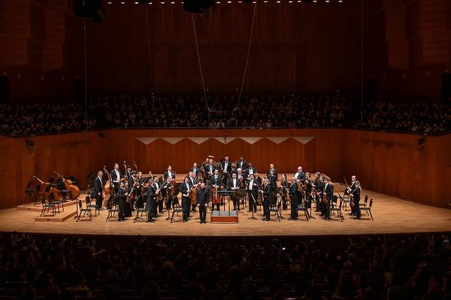 키릴 페트렌코가 지난 11월 7일 서울 예술의전당 콘서트홀에서 베를린 필하모닉 오케스트라 지휘를 마친 뒤 무대인사를 하고 있다. ⓒ WON HEE LEE