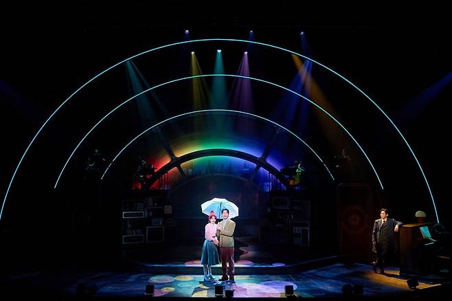 뮤지컬 '어쩌면 해피엔딩' 10주년 공연의 한 장면. 클레어 역을 맡은 배우 전미도(왼쪽)와 올리버 역의 신성민, 피아노에 기댄 제임스 역의 고훈정./사진=NHN링크