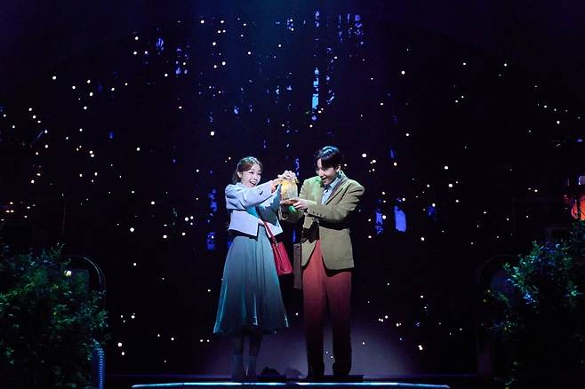 뮤지컬 '어쩌면 해피엔딩' 10주년 공연의 한 장면. 클레어(방민아 분)와 올리버(정휘 분)가 반딧불이를 바라보고 있다./사진=NHN링크