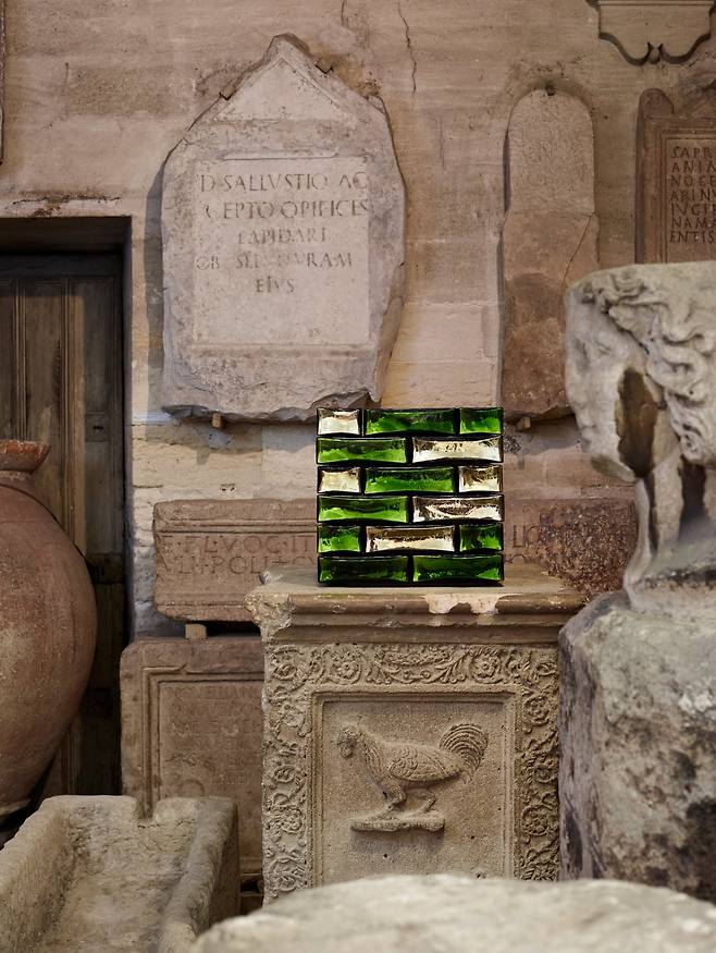 〈Wonder Block〉(2025). 장-미셸 오토니엘 개인전 《오토니엘 코스모스 혹은 사랑의 유령》 전시전경. 프랑스 아비뇽 라피데르 미술관, 2025. / 사진. ⓒ François Deladerrière/국제갤러리