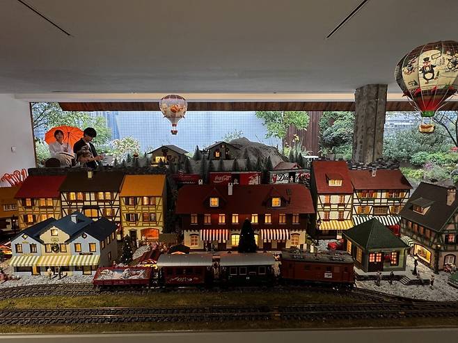 <힐튼서울 자서전>에서 다시 달리는 크리스마스 자선열차. Bora Kim