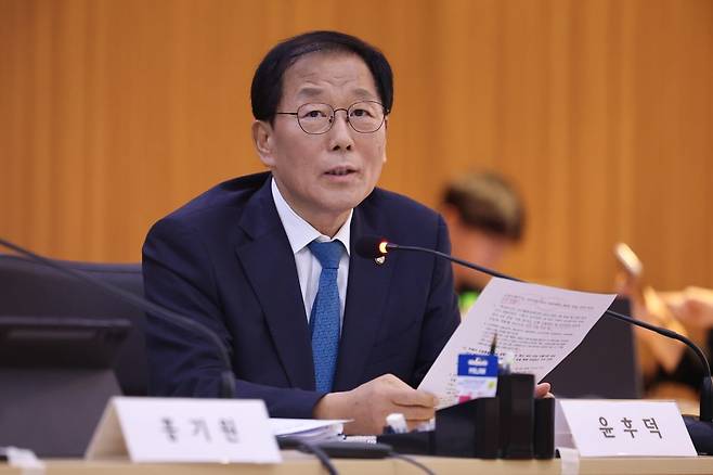 지난 10월 캄보디아 프놈펜 주캄보디아 대사관에서 열린 국회 외교통일위원회 주캄보디아·주베트남·주태국·주라오스대사관 국정감사에서 더불어민주당 윤후덕 의원이 김현수 주캄보디아 대사 대리에게 한국인 납치·감금 범죄 관련 질의를 하고 있다. /사진=연합뉴스