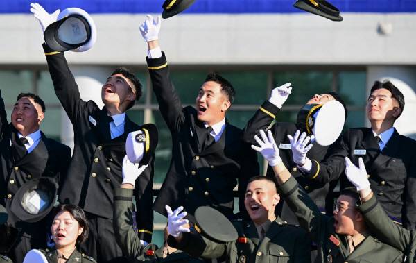 28일 오후 경남 창원시 진해구 해군사관학교 연병장에서 열린 제139기 해군·해병대 사관후보생 수료 및 임관식에서 이지호 신임 소위가 모자를 하늘에 날리고 있다. 연합뉴스