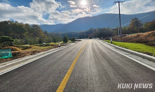 평창군이 국비 등 총사업비 76억8600만원을 들여 평창읍 종부2리 일원에 길이 2.2km, 폭 7~8m 규모의 ‘삼방산 무공해 체험 도로’를 개설해 주민·관광객의 이동편의와 농산물 생산·유통 환경이 향상될 것으로 기대된다. 공사후 모습. 평창군 제공