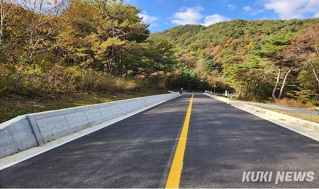 평창군이 국비 등 총사업비 76억8600만원을 들여 평창읍 종부2리 일원에 길이 2.2km, 폭 7~8m 규모의 ‘삼방산 무공해 체험 도로’를 개설해 주민·관광객의 이동편의와 농산물 생산·유통 환경이 향상될 것으로 기대된다. 공사후 모습. 평창군 제공