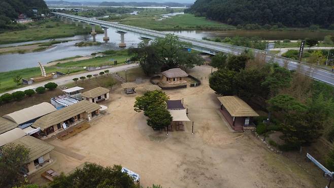 ‘삼강나루 주막’은 1900년경 건립돼 금천·내성천·낙동강 세 물줄기가 합수하는 삼강리에 자리한 전통 주막이다.    예천군 제공
