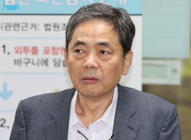 화천대유에서 일한 아들의 성과급과 퇴직금으로 거액의 뇌물을 받은 혐의로 추가 기소된 곽상도 전 의원이 지난해 9월20일 오후 서울 서초구 서울중앙지방법원에서 열린 첫 공판에 출석하며 취재진의 질문에 답변하고 있다. 뉴시스