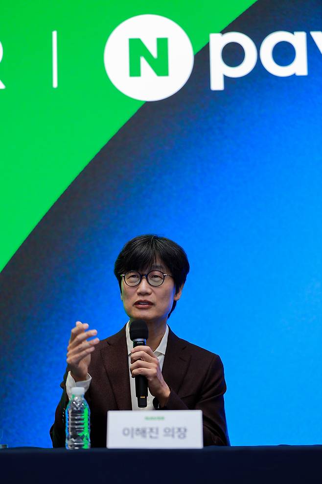 이해진 네이버 이사회 의장이 27일 경기 성남시 네이버 1784에서 열린 네이버-네이버파이낸셜-두나무 3사 공동 기자간담회에서 발언하고 있다. [네이버]