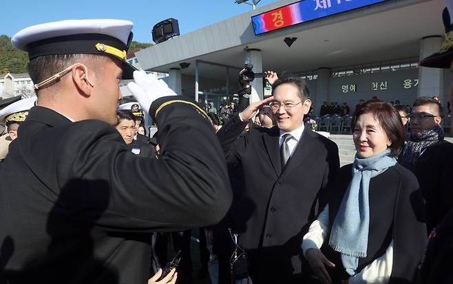 28일 오후 경남 창원시 진해구 해군사관학교 연병장에서 열린 제139기 해군·해병대 사관후보생 수료 및 임관식에서 이재용 삼성전자 회장과 홍라희 리움미술관 명예관장이 이지호 신임 소위에게 경례를 받고 있다. [연합뉴스]
