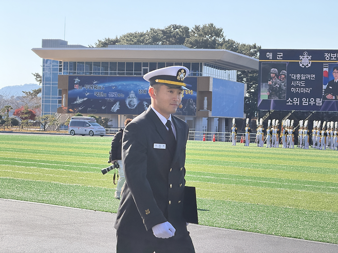 28일 오후 경남 창원시 해군사관학교에서 열린 학사사관후보생 139기 임관식에 이재용 삼성전자 회장의 장남 이지호 씨가 참여한 모습. <공동취재단>