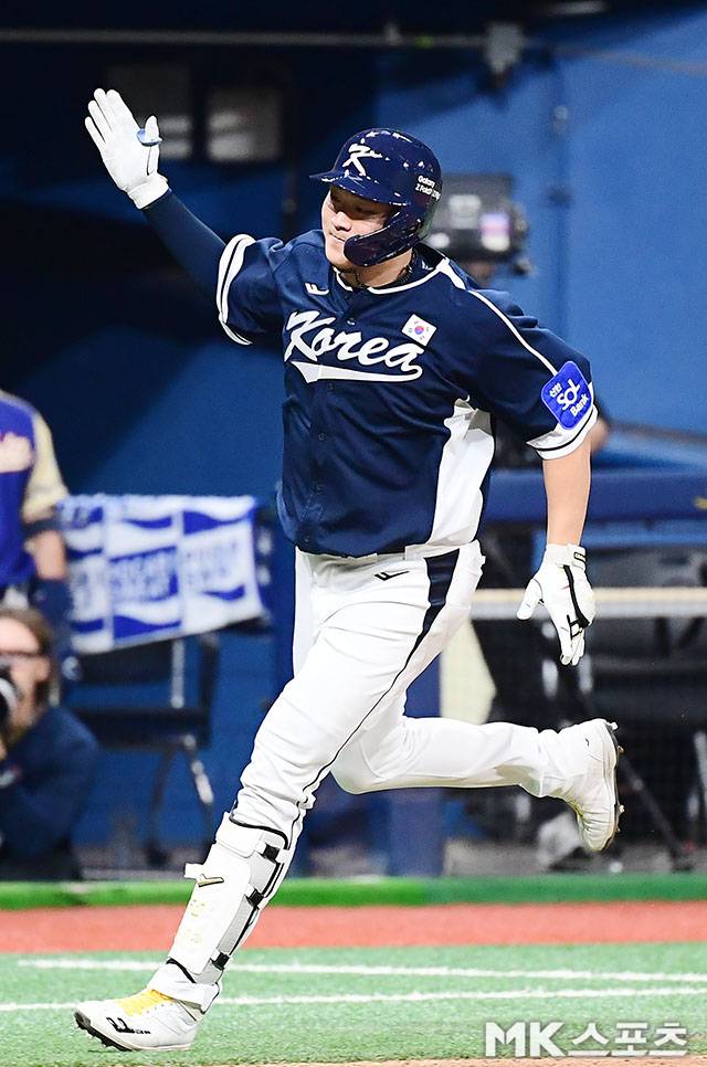 9일 오후 서울 고척스카이돔에서 ‘2025 NAVER K-BASEBALL SERIES’ 한국과 체코의 평가전이 열렸다. 9회초 무사 1루에서 대표팀 이재원이 쐐기 투런홈런을 치고 그라운드를 돌고 있다. 사진=김영구 기자