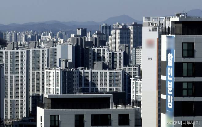 [대구=뉴시스] 이무열 기자 = 19일 대구 수성구의 한 아파트에 할인분양 관련 현수막이 붙어있다.   정부가 지방의 '악성 미분양' 주택 문제를 해소하기 위해 한국토지주택공사(LH)를 통해 약 3000호를 직접 매입하기로 했다. 국토부에 따르면 지난해 12월 기준 전국 미분양 아파트는 7만173가구로 지난 2012년(7만4835가구) 이후 12년 만에 최다 수준이다. 지방 미분양 주택은 2022년부터 5만호 수준이다. 지난해 지방 미분양 주택은 5만3000호로 이 중 '악성 미분양'으로 분류되는 준공 후 미분양은 1만7200호에 달한다. 대구·경북 등 지방 아파트의 대규모 미분양은 중견 규모의 건설사까지 영향을 받았을 정도다. 2025.02.19. lmy@newsis.com /사진=이무열